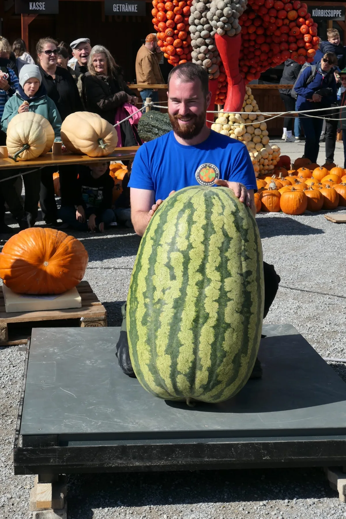 Florian Isler posiert mit seiner riesigen Wassermelone an den Schweizer Meisterschaften.